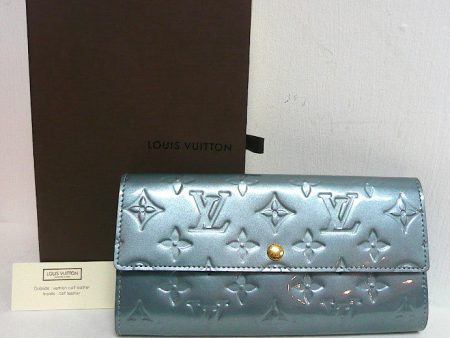 Authentic NEW in Box Louis Vuitton Sarah Vernis Blue Wallet For Sale